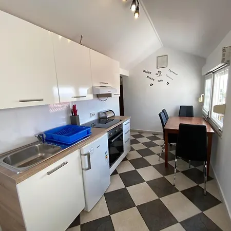 And Velnic, Krk Apartman